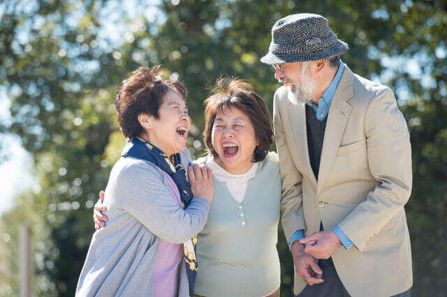 長寿社会において高齢者の望ましい老いの姿であるサクセスフルエイジングを表す写真。健康寿命を伸ばし、社会活動プロダクティビティを行いながら、高齢者が元気に過ごすことができる明るい健康長寿社会。