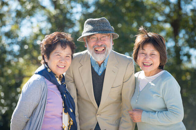 高齢者が若々しく笑顔で過ごす様子を表す写真。アンチエイジングとは、抗加齢や抗老化を意味し、健康長寿を目指す予防医学です。