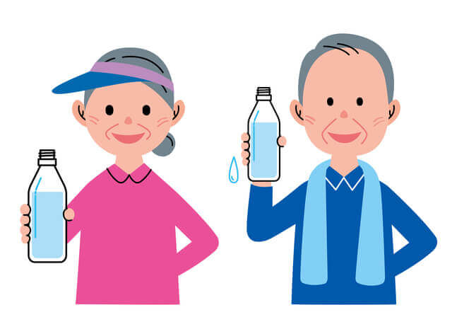 運動後水分補給する高齢者のイラスト。夏の暑い時期の運動では汗をかきますので、熱中症、脱水に注意が必要です。運動を行う前にまずコップ1杯以上の水分を摂り、運動中もこまめな水分補給を心がけ、運動後も水分を摂るようにし、汗によって身体の外へ出ていった水分を補うことが必要です。