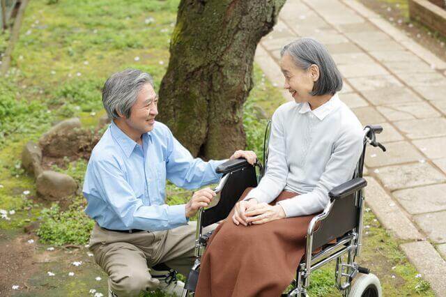 高齢夫婦が穏やかに過ごす様子を表す写真。エンドオブライフ（EOL）とは最期までその人らしく生きることができるように支援すること。患者本人の意思と家族の意向、医学的判断から終末期ケアを考える意思決定支援も行われます。