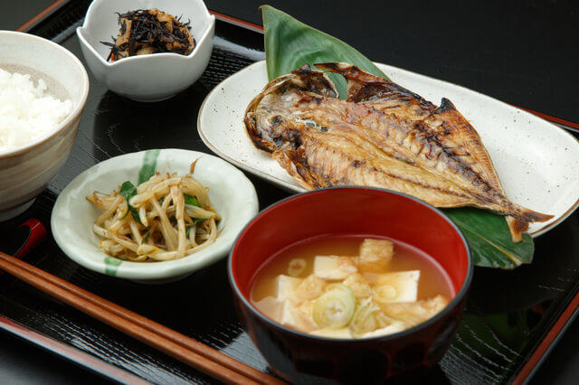 理想的な健康長寿食とされる日本食を表す写真。和食の特徴は、主食、主菜、副菜(2品)と汁物の一汁三菜と食事スタイルです。1食で五大栄養素が補えるので理想的なバランスの良い食事です。