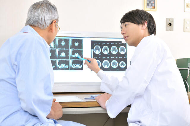 日本の長寿社会を支える充実した医療制度により健康診断を受ける男性の写真。日本人の平均寿命の延伸、長生きの理由として医療制度の進歩・充実が挙げられます。