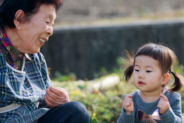 高齢者が孫と過ごす時間を楽しむ様子を表す写真。サクセスフルエイジングとは、生きがいや幸福な老いを意味する。