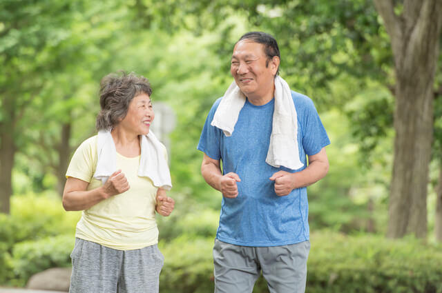 高齢者夫婦がジョギングしている写真。運動不足はフレイルになる原因の一つですが、フレイルはウォーキングや水泳などの有酸素運動と関節の動きの改善を促すストレッチング、転倒予防や歩行速度を高めるためのバランス訓練を行うことで予防ができます。また、自分の状態に合った運動強度で安全に運動を実施することでフレイル予防の運動効果が望める。