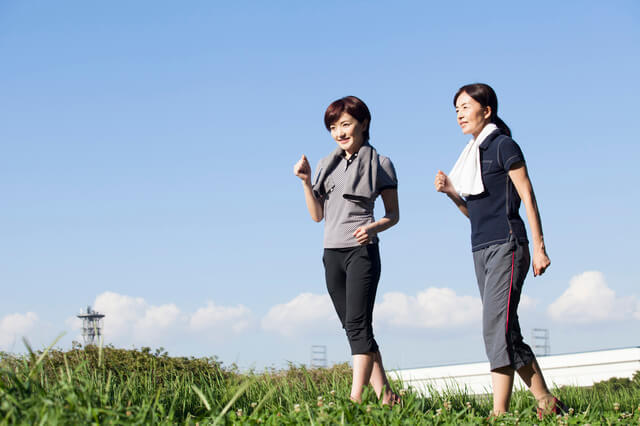 女性がウォーキングをする写真。運動は骨が強くなり骨密度が増えやすいため骨粗鬆症予防につながる。骨粗鬆症予防の運動の種類は重力のかかる陸上でのウォーキングやジョギングなどが適している。