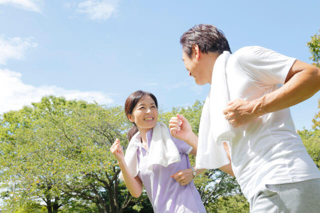 気分転換やリラックス効果も期待できるウォーキングを楽しむ夫婦の写真。身体に空気を取り込みながら行う有酸素運動は、ストレス緩和に適しているとされます。