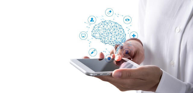 写真1:スマートフォンで個人の健康情報を閲覧しているイメージ写真