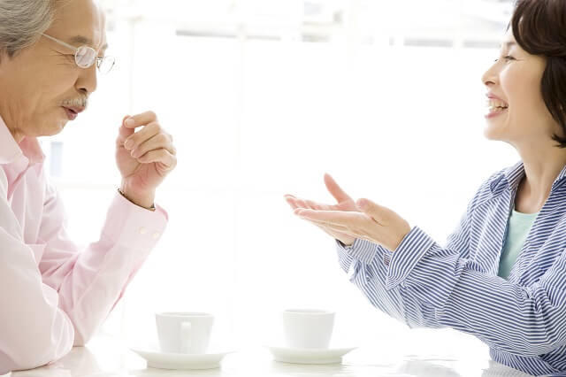 写真1：会話をしている高齢男性と高齢女性