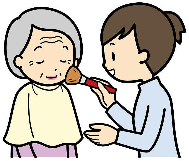 img1：化粧療法をうける高齢女性