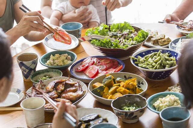 画像1：栄養バランスの取れた食事を囲む家族の写真