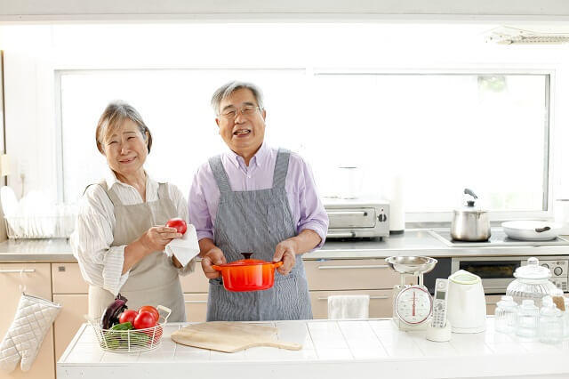 画像１：料理する高齢男女の写真