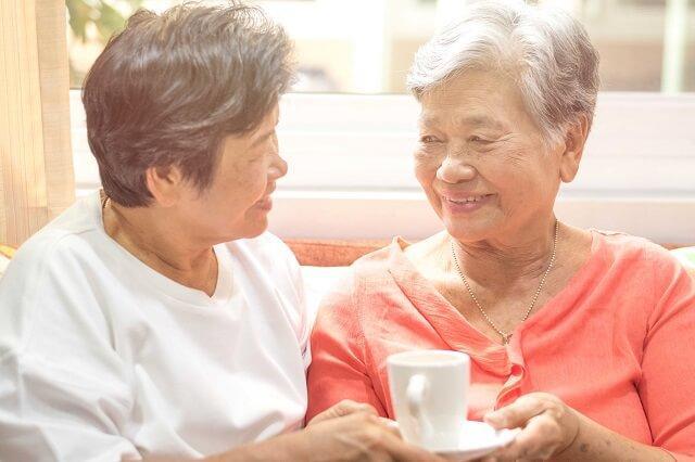 画像：お茶をする2人の高齢女性の写真