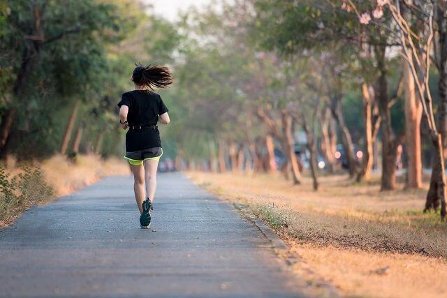 img1：屋外でジョギングする女性の写真