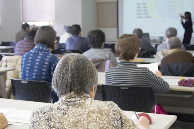 写真１：生涯学習を行う高齢者