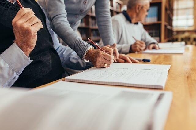 写真2:図書館で高齢者らが学び直ししている写真