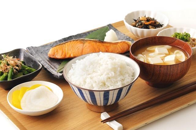 img2：和食の朝食の写真。白米、みそ汁、焼き鮭、お新香。