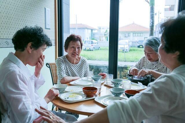 img2：食事をしながら談笑している4名の高齢女性の写真