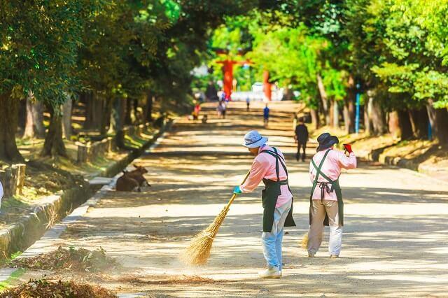画像2:公園の清掃をするボランティアの写真