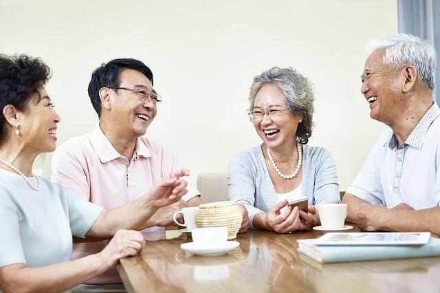 画像2:談笑する親夫婦と息子夫婦
