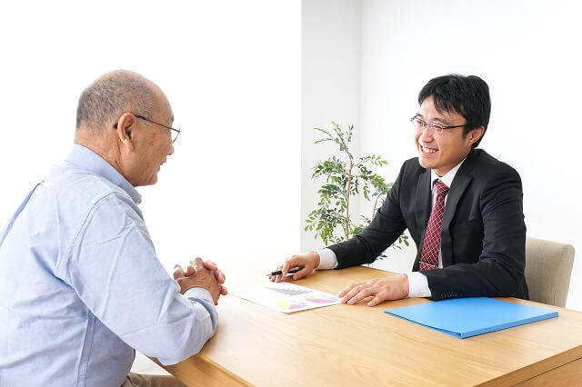 img3：高齢男性が専門家に資産管理について相談している写真