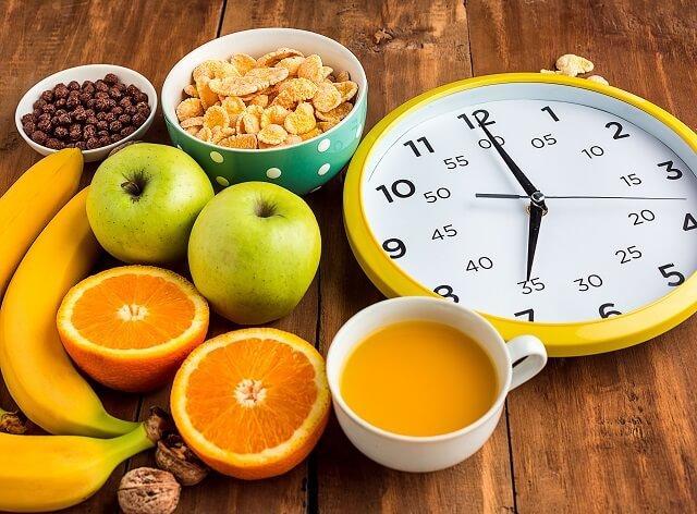 img4：午前7時を指す時計と、オレンジ、リング、シリアル、コーンスープの写真