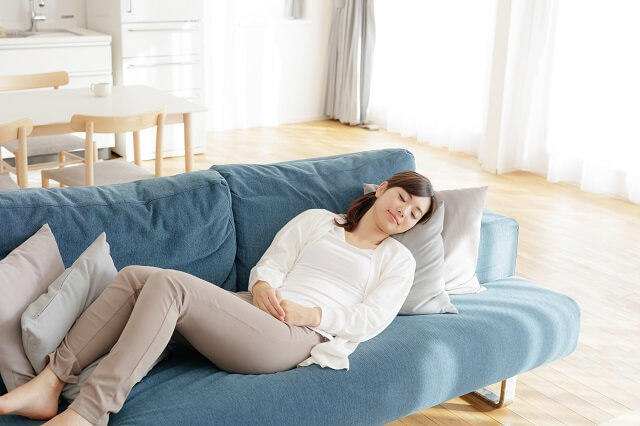 img5：ソファーで昼寝する女性の写真