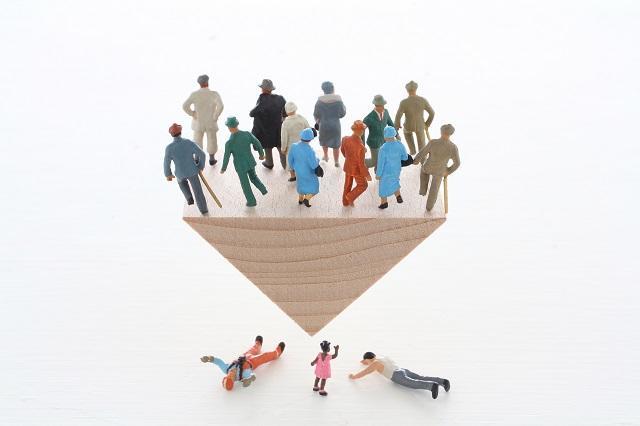 img:多くの高齢者を少ない現役世代が支え負担になっている絵