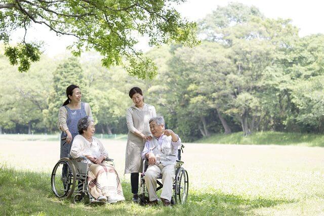 img：車いすに乗車する高齢夫婦