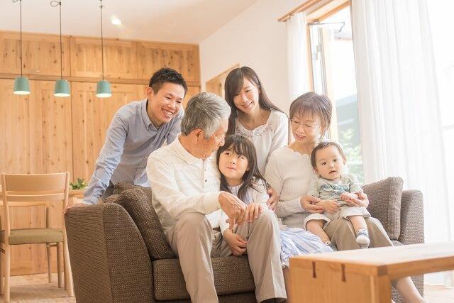 画像：三世代家族が居間でくつろぐ写真