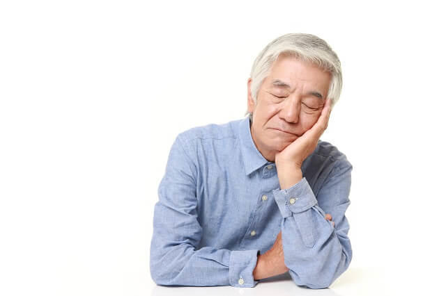 img：男性高齢者がほおずえをついて寝ている写真