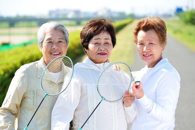 画像：バトミントンを趣味にする高齢女性3人の写真
