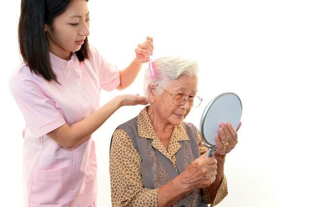 img：福祉美容をうける高齢女性