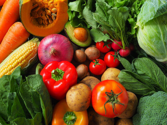 写真：トマトやカボチャ、ニンジンなどの緑黄色野菜の写真。ファイトケミカルは植物に多く含まれていることを示す