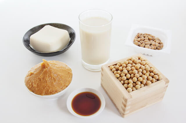 写真:納豆、みそ、しょうゆ、ヨーグルトなどの発酵食品の写真。発酵食品には乳酸菌や納豆菌などの善玉菌が多く含まれており、町内の善玉菌を増やす効果があることを示す