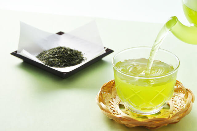 写真：緑茶の写真。緑茶に含まれるカテキン類はファイトケミカルの代表的なポリフェノールの仲間であり、強い抗酸化作用のある