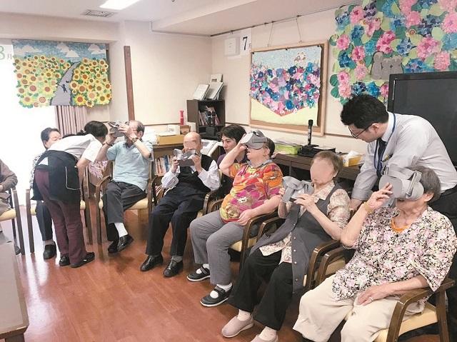 図2:福祉施設でVR旅行セラピーを行う様子を表わす図。