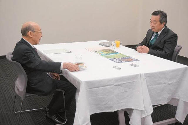 写真:第19回対談風景写真。左:祖父江逸郎氏 右:大島博氏