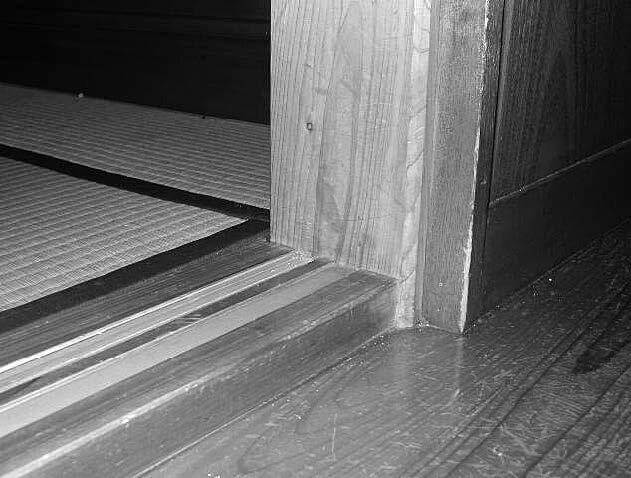 写真１：床面の見分けにくい敷居段差を示す写真