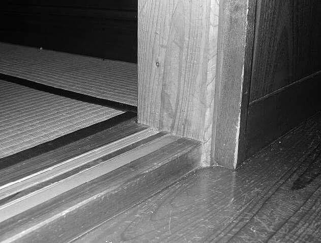 写真1:床面の見分けにくい敷居段差を示す写真