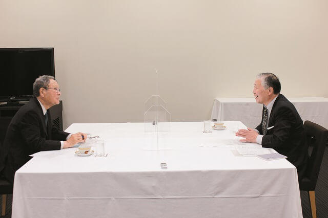 写真：第1回対談風景写真。大島理事長と田代俊孝氏。