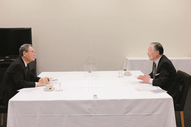 写真:第1回対談風景写真。大島理事長と田代俊孝氏。