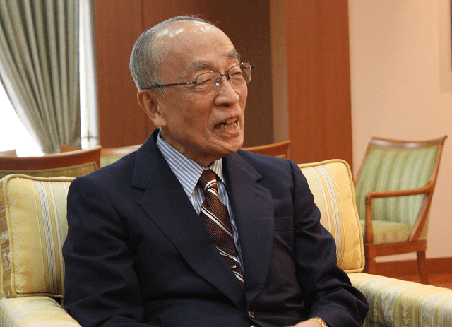 写真1:井村裕夫氏の対談風景写真。