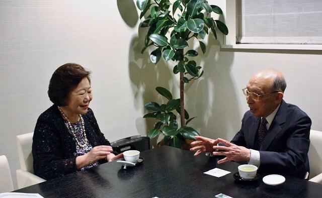 写真1：第12回対談風景写真。祖父江理事長と樋口恵子氏。