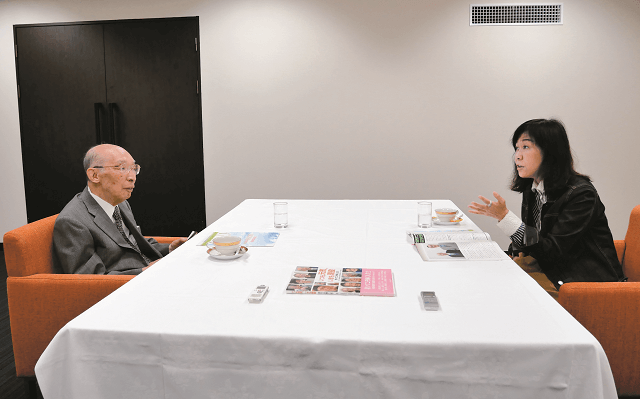 写真1：第26回対談風景写真。祖父江理事長と香山リカ氏。