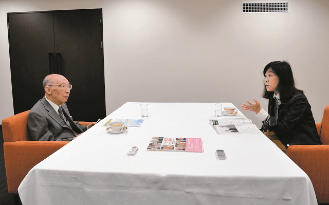 写真1:第26回対談風景写真。祖父江理事長と香山リカ氏。