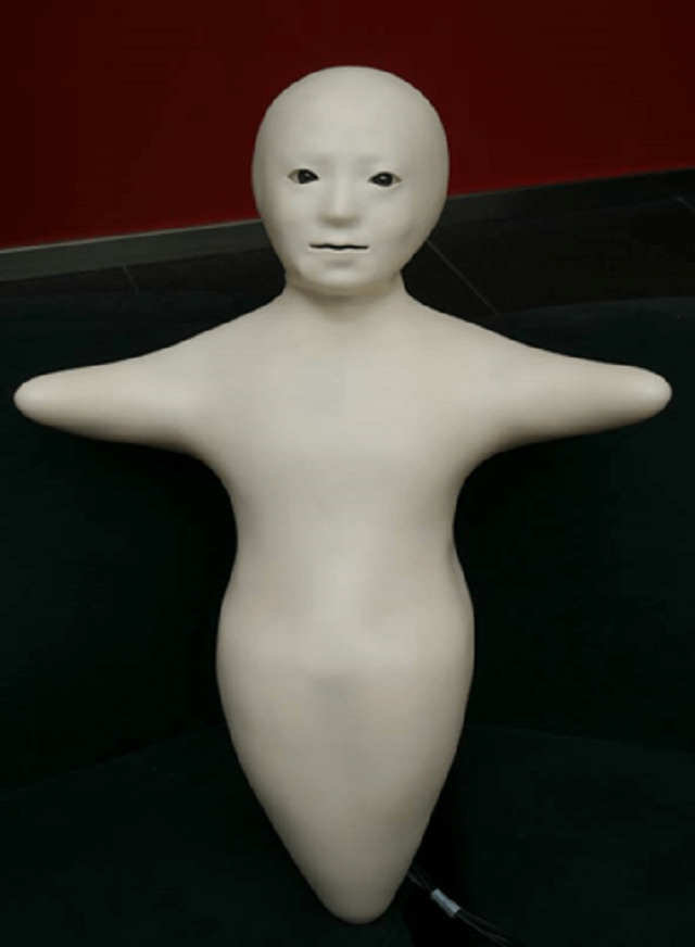 写真1:佐藤先生が共同研究する遠隔操作型人間ロボット「テレノイド」の写真。インターネットで操作を行い操作者が話した通りにテレノイドの口が動き、首も手も動かすことができる。