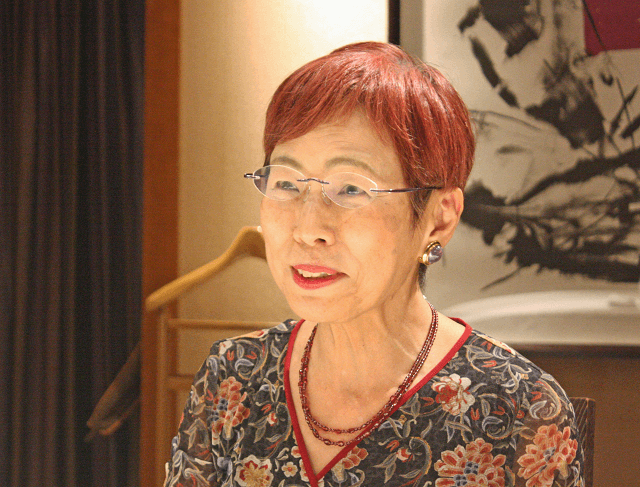 写真2:上野千鶴子氏の対談風景写真。