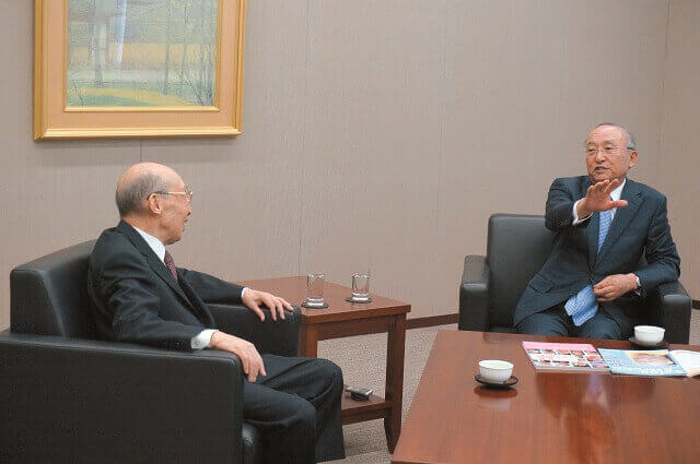 写真2：祖父江理事長と渡辺会長の対談風景写真