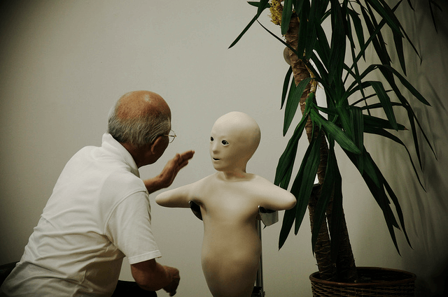 写真2:佐藤先生が共同研究する遠隔操作型人間ロボット「テレノイド」の写真。インターネットで操作を行い操作者が話した通りにテレノイドの口が動き、首も手も動かすことができる。