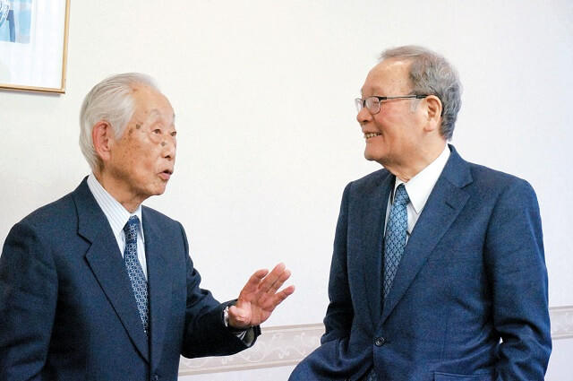 ぎょうてんよしお氏とおおしましんいち氏のツーショット写真。